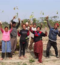 Medewerkers van Eden Reforestation Projects planten bomen aan